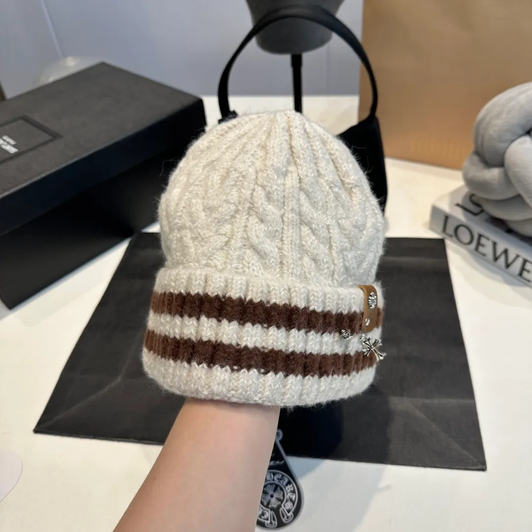 P56 Crow Heart Autumn and Winter Wool Knitted Beanie This must be a favorite of minimalism. It is clean, neat, fashionable and versatile, and will definitely not be picky about your face shape! A fashionable classic that lasts forever! Fashionable black and white can be purchased together!